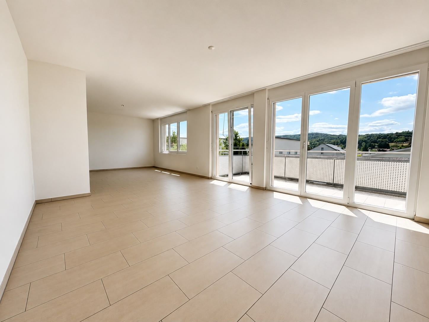 Duplex de 5 ½ pièces

Sur mandat, nous louons ce spacieux et attractif appartement de 5.5 pièces au 1er étage, situé dans un endroit calme au Burgweg 10 à Scherz (AG). Avec une surface habitable de 144 m², cet appartement offre beaucoup d'espace pour les familles ou pour tous ceux qui recherchent un, photo 2 sur 10