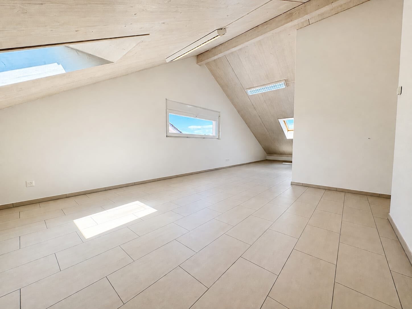 Duplex de 5 ½ pièces

Sur mandat, nous louons ce spacieux et attractif appartement de 5.5 pièces au 1er étage, situé dans un endroit calme au Burgweg 10 à Scherz (AG). Avec une surface habitable de 144 m², cet appartement offre beaucoup d'espace pour les familles ou pour tous ceux qui recherchent un, photo 10 sur 10