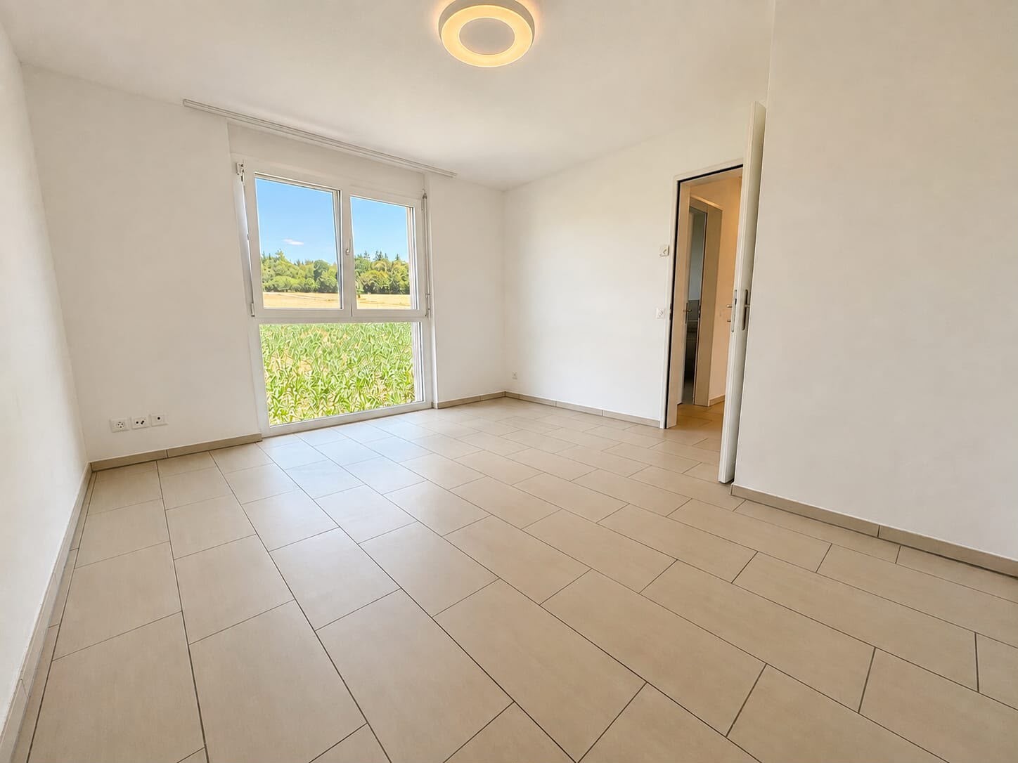 Duplex de 5 ½ pièces

Sur mandat, nous louons ce spacieux et attractif appartement de 5.5 pièces au 1er étage, situé dans un endroit calme au Burgweg 10 à Scherz (AG). Avec une surface habitable de 144 m², cet appartement offre beaucoup d'espace pour les familles ou pour tous ceux qui recherchent un, photo 4 sur 10