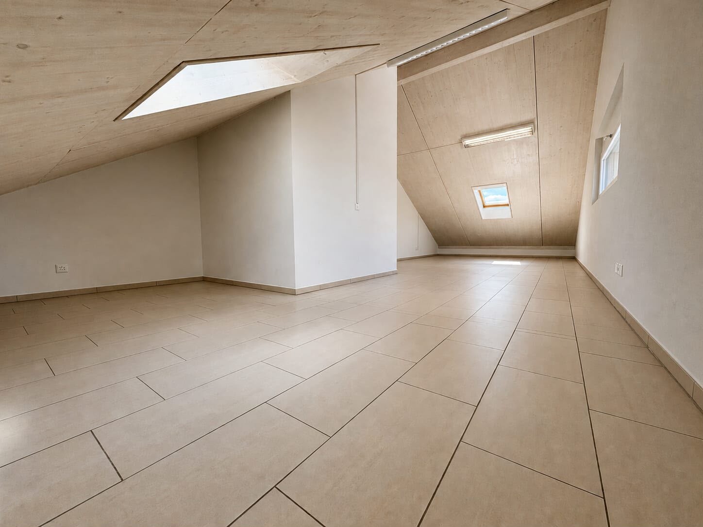 Duplex de 5 ½ pièces

Sur mandat, nous louons ce spacieux et attractif appartement de 5.5 pièces au 1er étage, situé dans un endroit calme au Burgweg 10 à Scherz (AG). Avec une surface habitable de 144 m², cet appartement offre beaucoup d'espace pour les familles ou pour tous ceux qui recherchent un, photo 9 sur 10