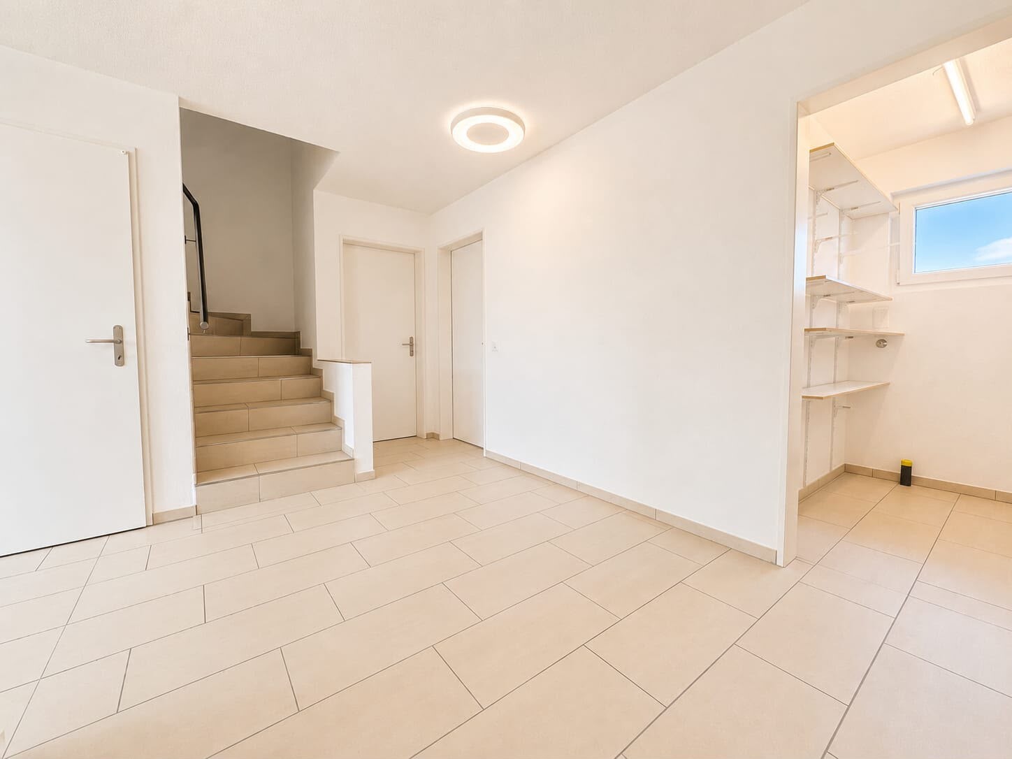 Duplex de 5 ½ pièces

Sur mandat, nous louons ce spacieux et attractif appartement de 5.5 pièces au 1er étage, situé dans un endroit calme au Burgweg 10 à Scherz (AG). Avec une surface habitable de 144 m², cet appartement offre beaucoup d'espace pour les familles ou pour tous ceux qui recherchent un, photo 3 sur 10