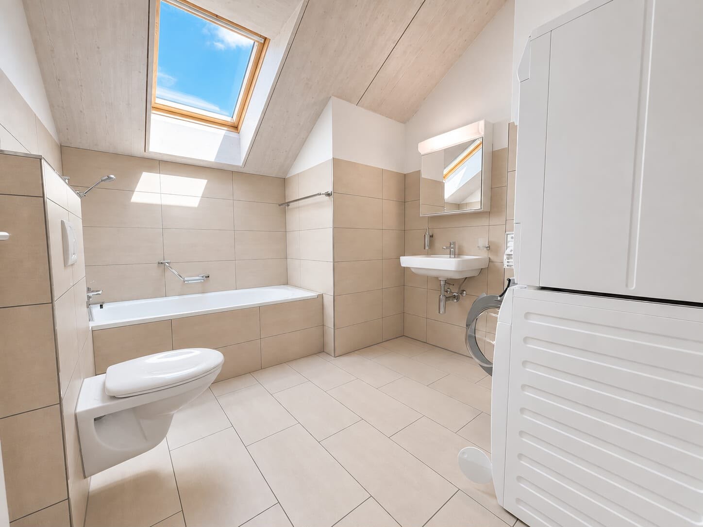Duplex de 5 ½ pièces

Sur mandat, nous louons ce spacieux et attractif appartement de 5.5 pièces au 1er étage, situé dans un endroit calme au Burgweg 10 à Scherz (AG). Avec une surface habitable de 144 m², cet appartement offre beaucoup d'espace pour les familles ou pour tous ceux qui recherchent un, photo 5 sur 10