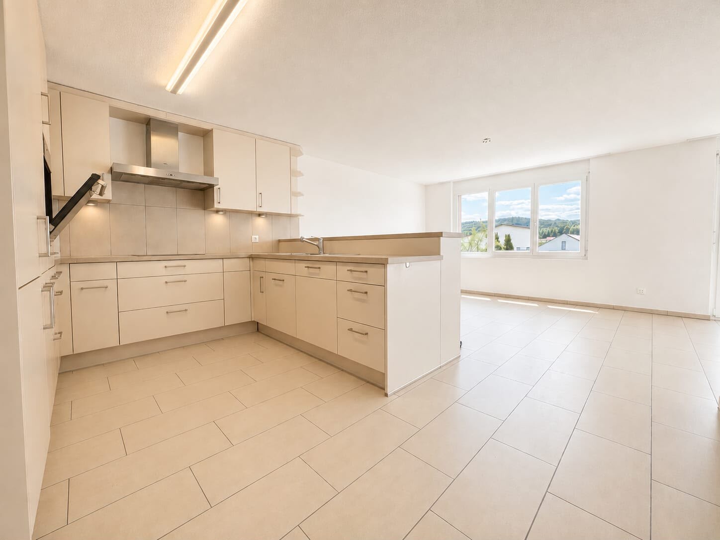 Duplex de 5 ½ pièces

Sur mandat, nous louons ce spacieux et attractif appartement de 5.5 pièces au 1er étage, situé dans un endroit calme au Burgweg 10 à Scherz (AG). Avec une surface habitable de 144 m², cet appartement offre beaucoup d'espace pour les familles ou pour tous ceux qui recherchent un, photo 1 sur 10