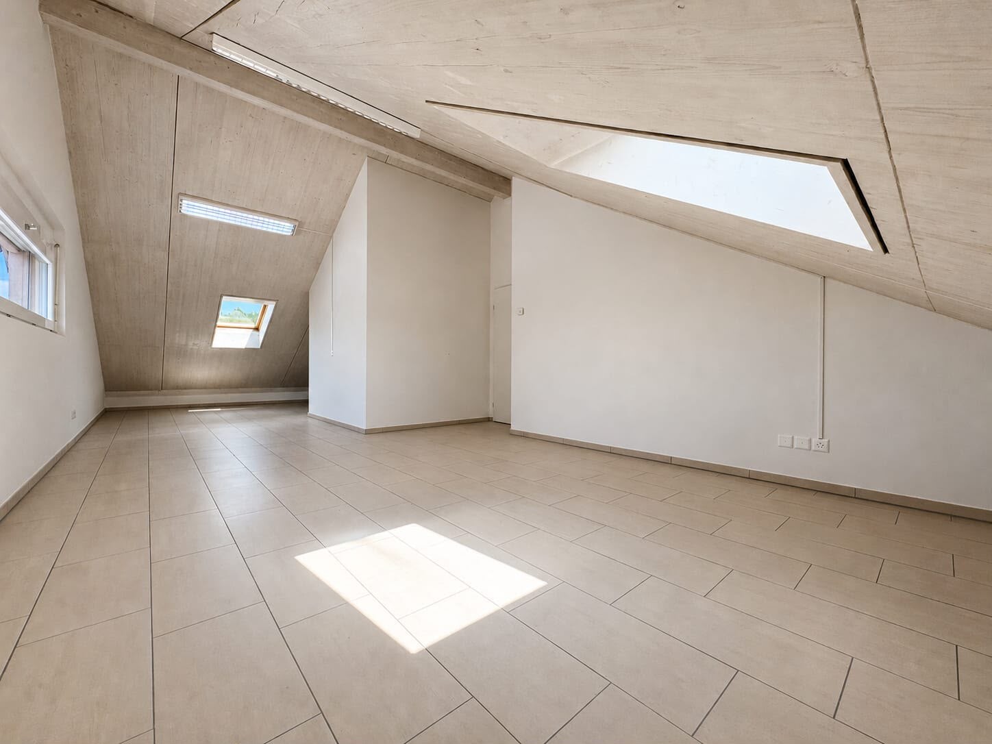 Duplex de 5 ½ pièces

Sur mandat, nous louons ce spacieux et attractif appartement de 5.5 pièces au 1er étage, situé dans un endroit calme au Burgweg 10 à Scherz (AG). Avec une surface habitable de 144 m², cet appartement offre beaucoup d'espace pour les familles ou pour tous ceux qui recherchent un, photo 8 sur 10