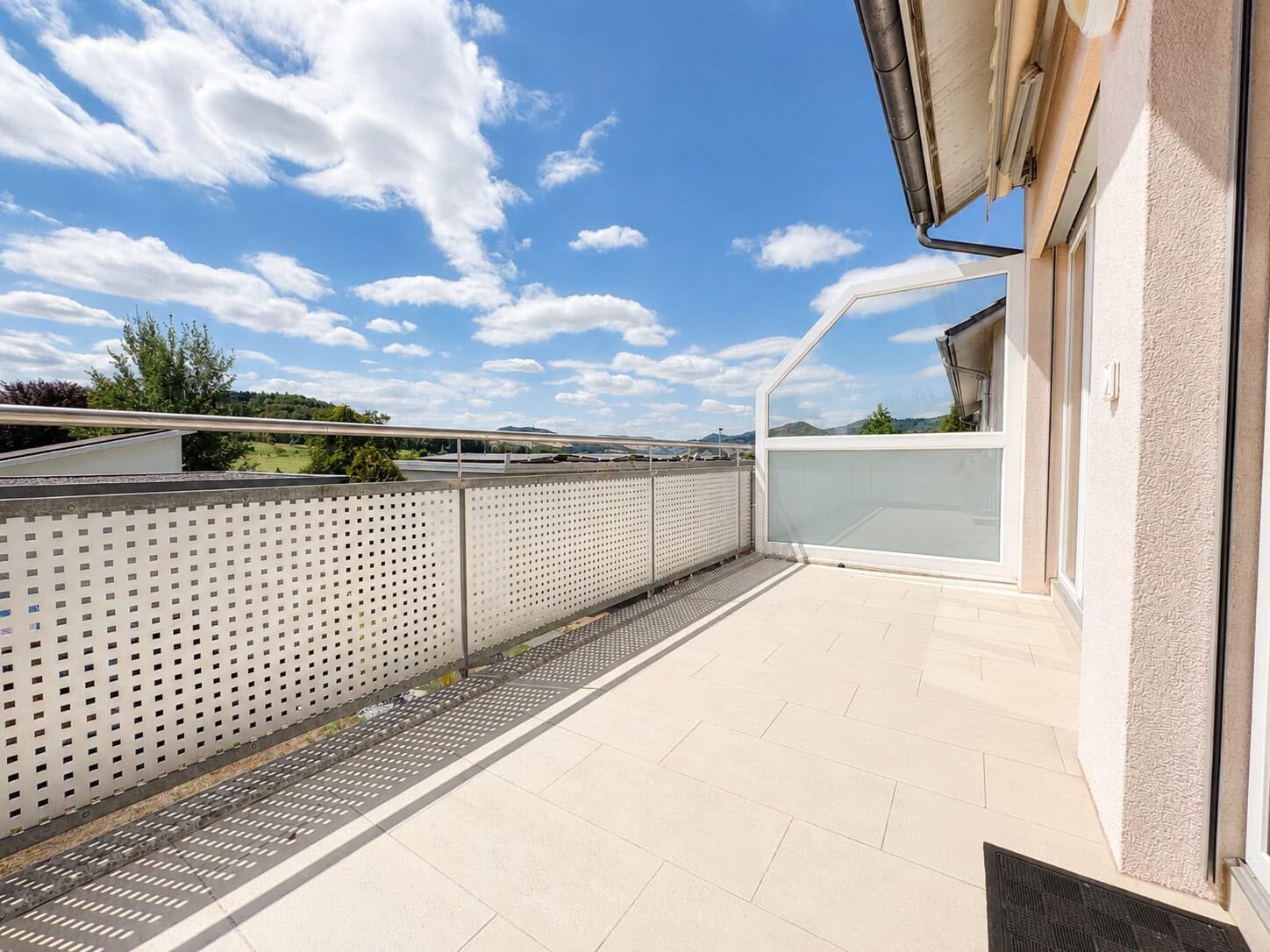 Duplex de 5 ½ pièces

Sur mandat, nous louons ce spacieux et attractif appartement de 5.5 pièces au 1er étage, situé dans un endroit calme au Burgweg 10 à Scherz (AG). Avec une surface habitable de 144 m², cet appartement offre beaucoup d'espace pour les familles ou pour tous ceux qui recherchent un, photo 7 sur 10