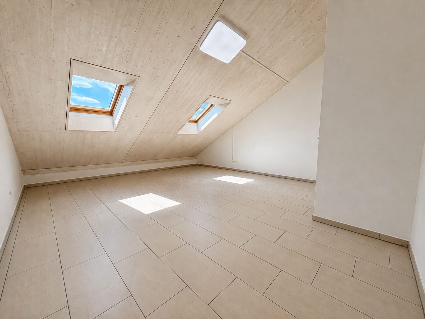 Duplex de 5 ½ pièces

Sur mandat, nous louons ce spacieux et attractif appartement de 5.5 pièces au 1er étage, situé dans un endroit calme au Burgweg 10 à Scherz (AG). Avec une surface habitable de 144 m², cet appartement offre beaucoup d'espace pour les familles ou pour tous ceux qui recherchent un, photo 6 sur 10