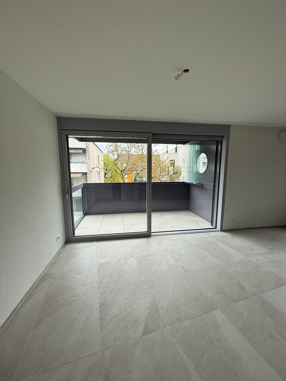 Appartement moderne de 2,5 pièces dans le quartier dynamique d'Altstetten – Construction neuve, entièrement équipé

Découvrez ce bel appartement dans l'un des quartiers les plus animés et pratiques de Zurich, idéalement situé entre Altstetten Bahnhof et Lindeplatz.

Construit en 2025, l'appartement , photo 9 sur 9
