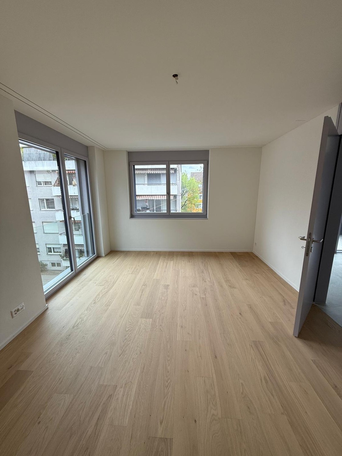 Appartement moderne de 2,5 pièces dans le quartier dynamique d'Altstetten – Construction neuve, entièrement équipé

Découvrez ce bel appartement dans l'un des quartiers les plus animés et pratiques de Zurich, idéalement situé entre Altstetten Bahnhof et Lindeplatz.

Construit en 2025, l'appartement , photo 3 sur 9