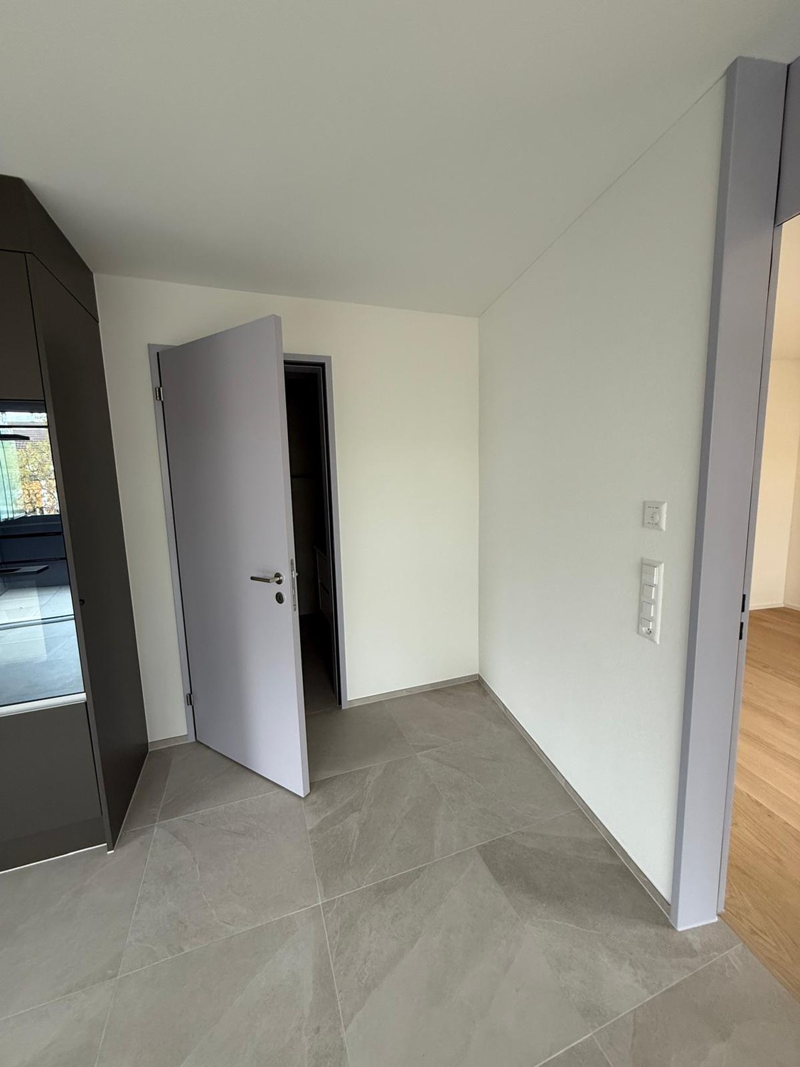 Appartement moderne de 2,5 pièces dans le quartier dynamique d'Altstetten – Construction neuve, entièrement équipé

Découvrez ce bel appartement dans l'un des quartiers les plus animés et pratiques de Zurich, idéalement situé entre Altstetten Bahnhof et Lindeplatz.

Construit en 2025, l'appartement , photo 7 sur 9