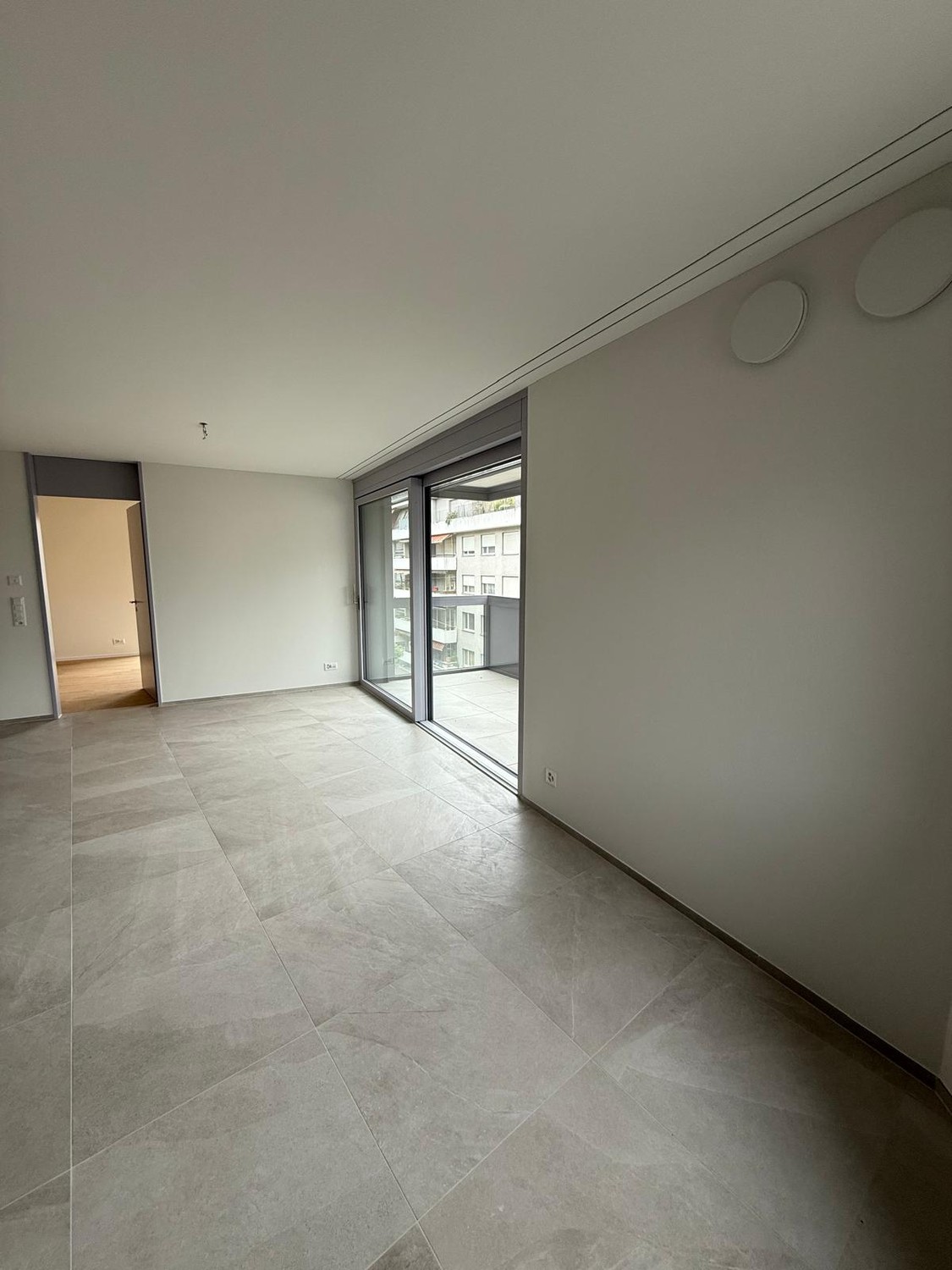 Appartement moderne de 2,5 pièces dans le quartier dynamique d'Altstetten – Construction neuve, entièrement équipé

Découvrez ce bel appartement dans l'un des quartiers les plus animés et pratiques de Zurich, idéalement situé entre Altstetten Bahnhof et Lindeplatz.

Construit en 2025, l'appartement , photo 8 sur 9