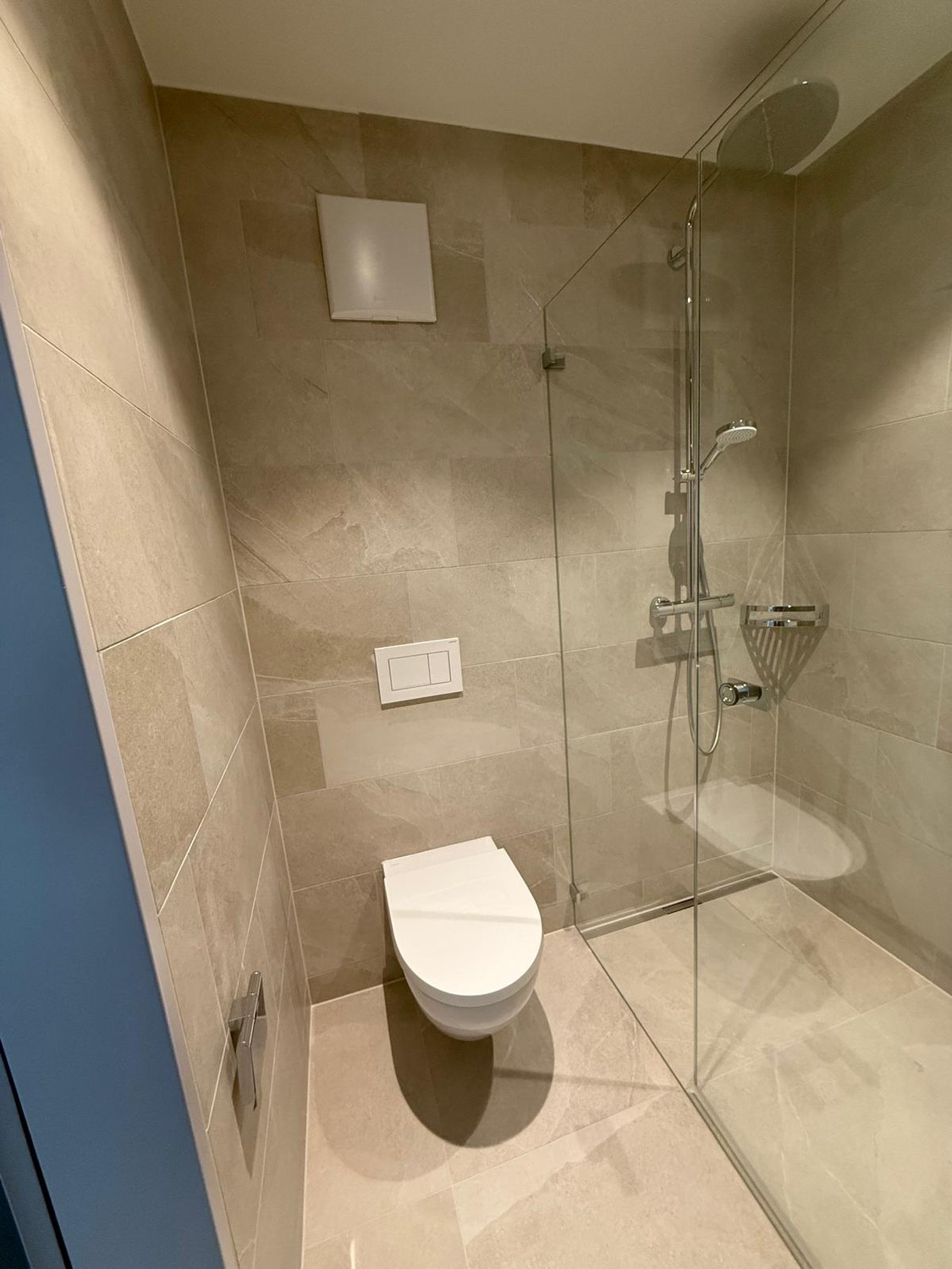 Appartement moderne de 2,5 pièces dans le quartier dynamique d'Altstetten – Construction neuve, entièrement équipé

Découvrez ce bel appartement dans l'un des quartiers les plus animés et pratiques de Zurich, idéalement situé entre Altstetten Bahnhof et Lindeplatz.

Construit en 2025, l'appartement , photo 5 sur 9