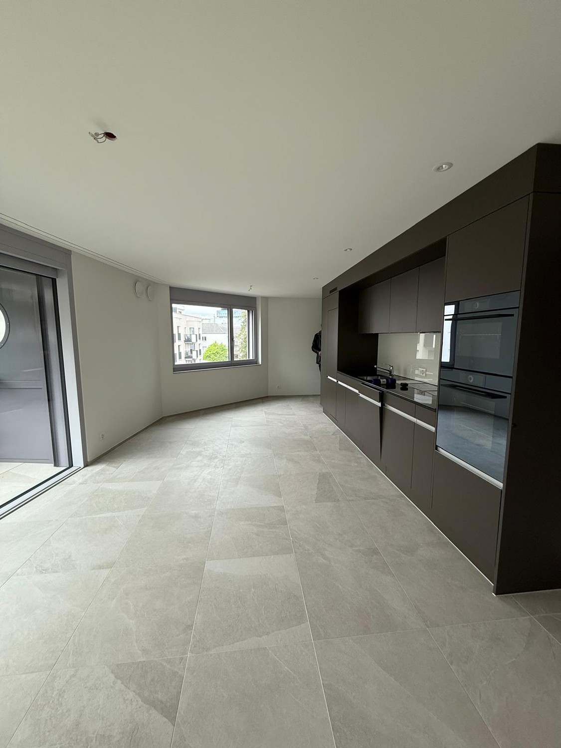 Appartement moderne de 2,5 pièces dans le quartier dynamique d'Altstetten – Construction neuve, entièrement équipé

Découvrez ce bel appartement dans l'un des quartiers les plus animés et pratiques de Zurich, idéalement situé entre Altstetten Bahnhof et Lindeplatz.

Construit en 2025, l'appartement , photo 2 sur 9