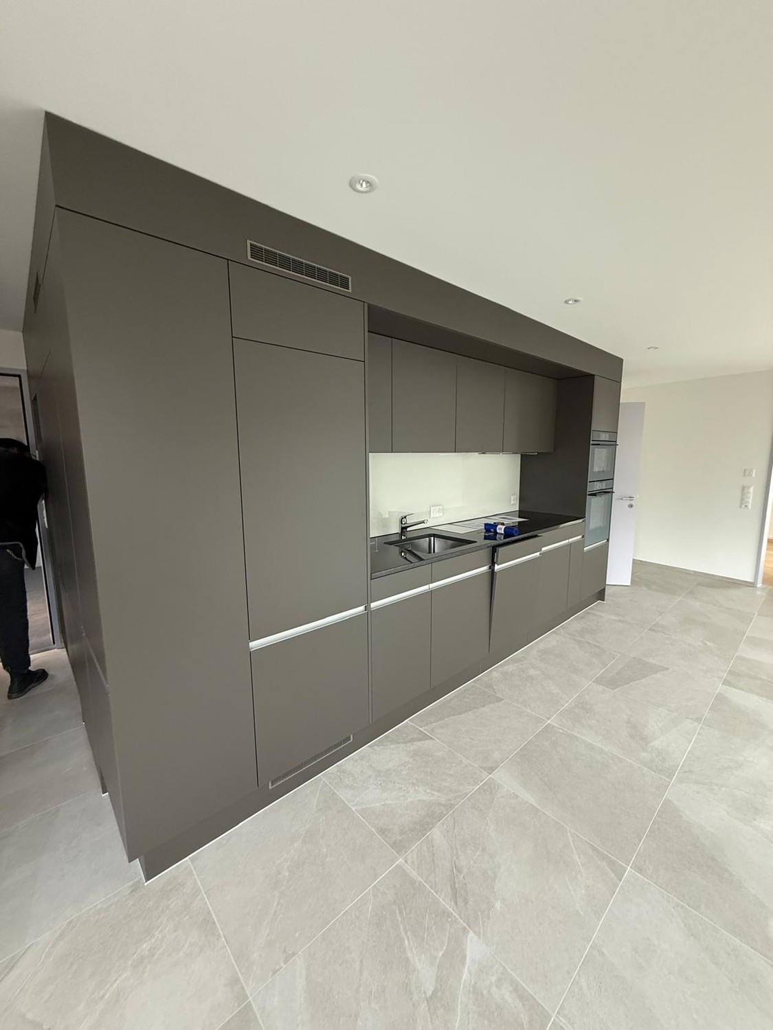 Appartement moderne de 2,5 pièces dans le quartier dynamique d'Altstetten – Construction neuve, entièrement équipé

Découvrez ce bel appartement dans l'un des quartiers les plus animés et pratiques de Zurich, idéalement situé entre Altstetten Bahnhof et Lindeplatz.

Construit en 2025, l'appartement , photo 1 sur 9