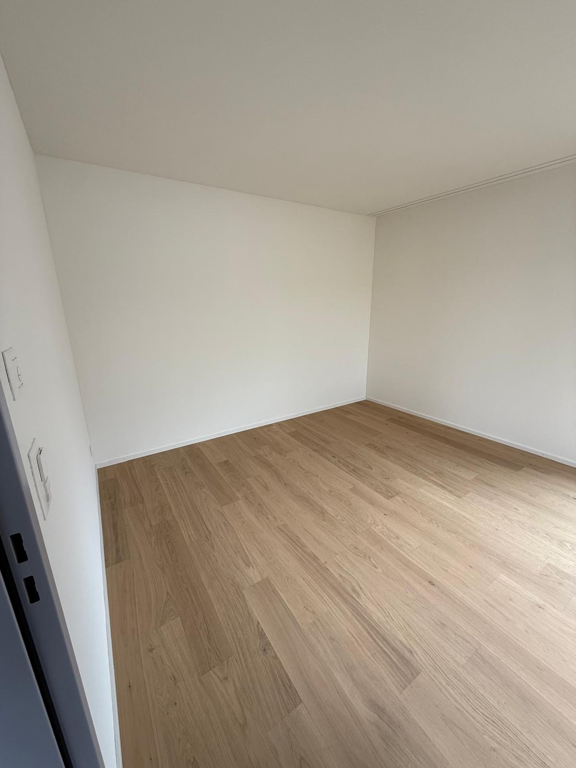 Appartement moderne de 2,5 pièces dans le quartier dynamique d'Altstetten – Construction neuve, entièrement équipé

Découvrez ce bel appartement dans l'un des quartiers les plus animés et pratiques de Zurich, idéalement situé entre Altstetten Bahnhof et Lindeplatz.

Construit en 2025, l'appartement , photo 4 sur 9