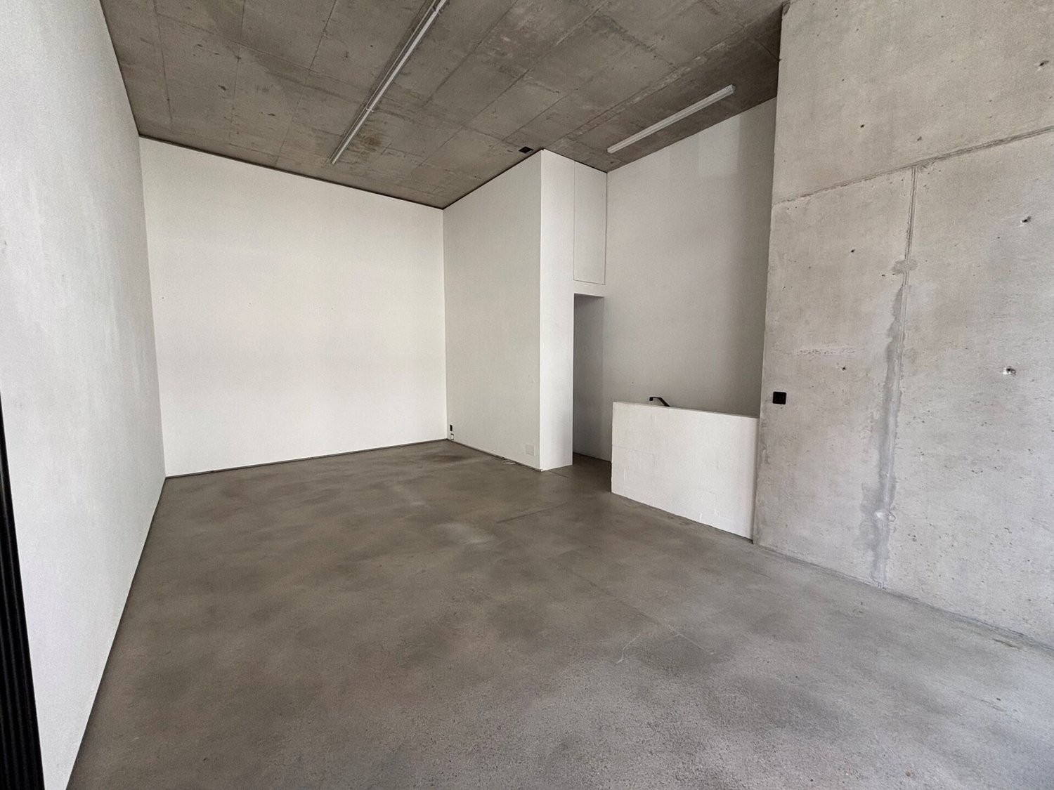 79m² shop