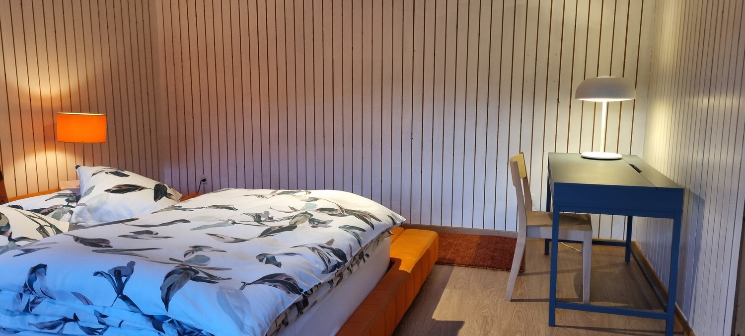 Chambre dans une colocation

La chambre se trouve dans une vieille maison de campagne chaleureuse. Il faut absolument la voir si l'on aime les endroits avec leur propre source, des poêles à bois et un chauffage électrique.

La place de parking est gratuite directement devant la porte, la machine à l, photo 1 sur 4