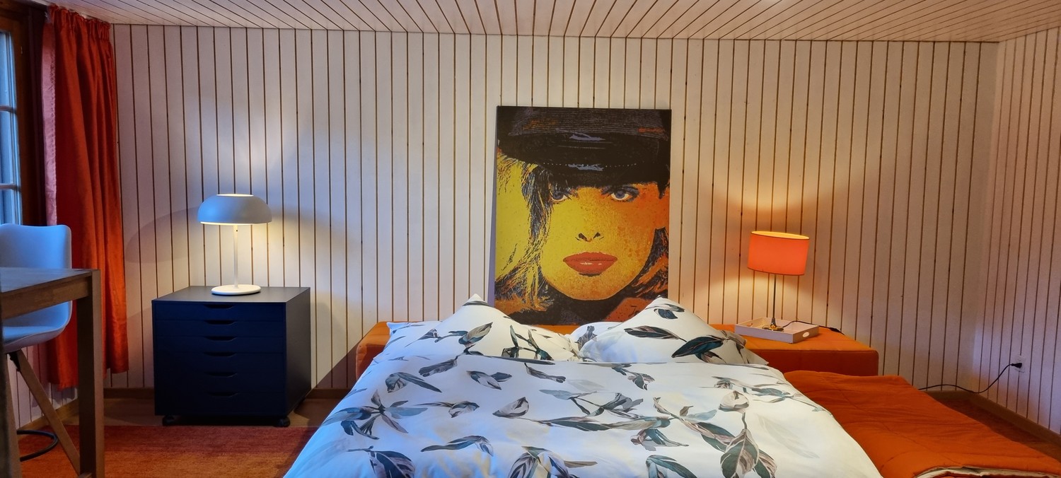 Chambre dans une colocation

La chambre se trouve dans une vieille maison de campagne chaleureuse. Il faut absolument la voir si l'on aime les endroits avec leur propre source, des poêles à bois et un chauffage électrique.

La place de parking est gratuite directement devant la porte, la machine à l, photo 2 sur 4