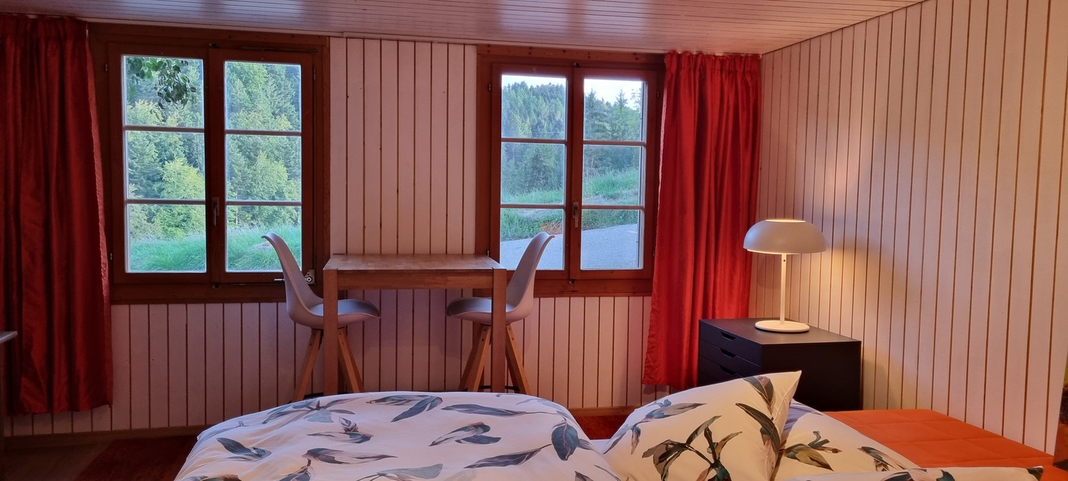 Chambre dans une colocation

La chambre se trouve dans une vieille maison de campagne chaleureuse. Il faut absolument la voir si l'on aime les endroits avec leur propre source, des poêles à bois et un chauffage électrique.

La place de parking est gratuite directement devant la porte, la machine à l, photo 3 sur 4