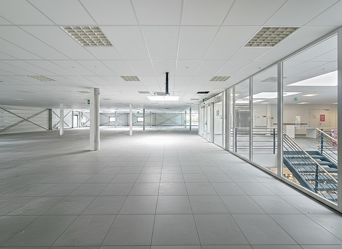 293-1665m² shop, photo 3 sur 5