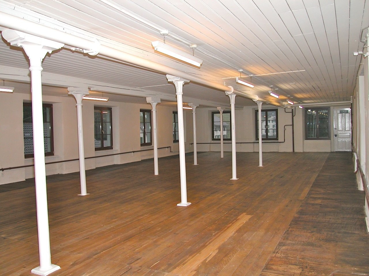 230m² commercial, photo 2 sur 3