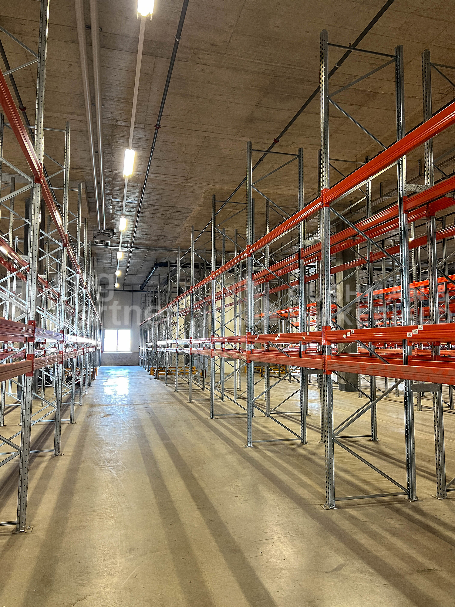 600m² storage room