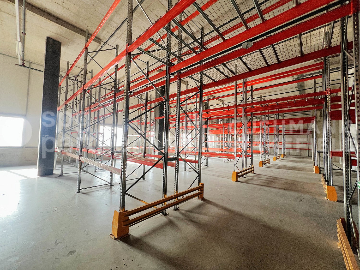 600m² storage room