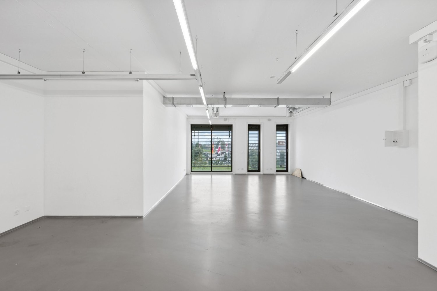 81m² office, photo 1 sur 2