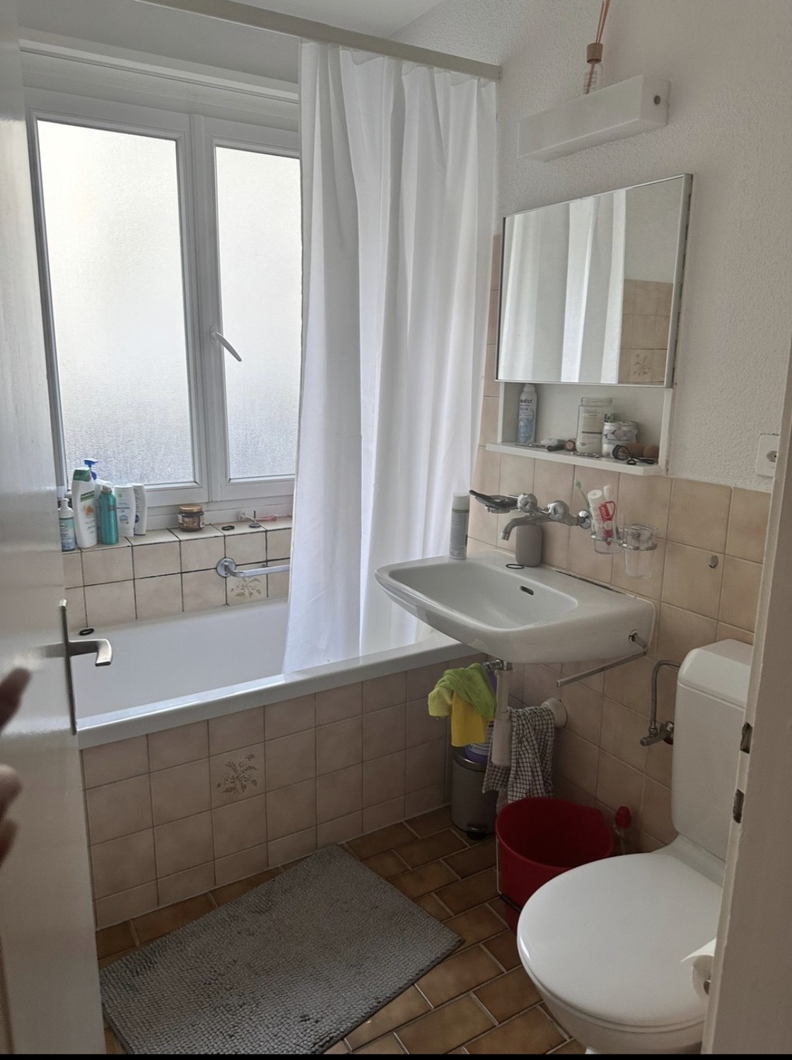 Chambre dans une colocation

Je quitte ma chambre de 21sqm dans une colocation.

Pour toute personne intéressée, les documents nécessaires sont :

Pass/ID
Aktueller Betreibungsregisterauszug
Einkommensnachweis bzw. Arbeitsvertrag
Foto
Vollständig ausgefülltes Bewohnerdatenblatt