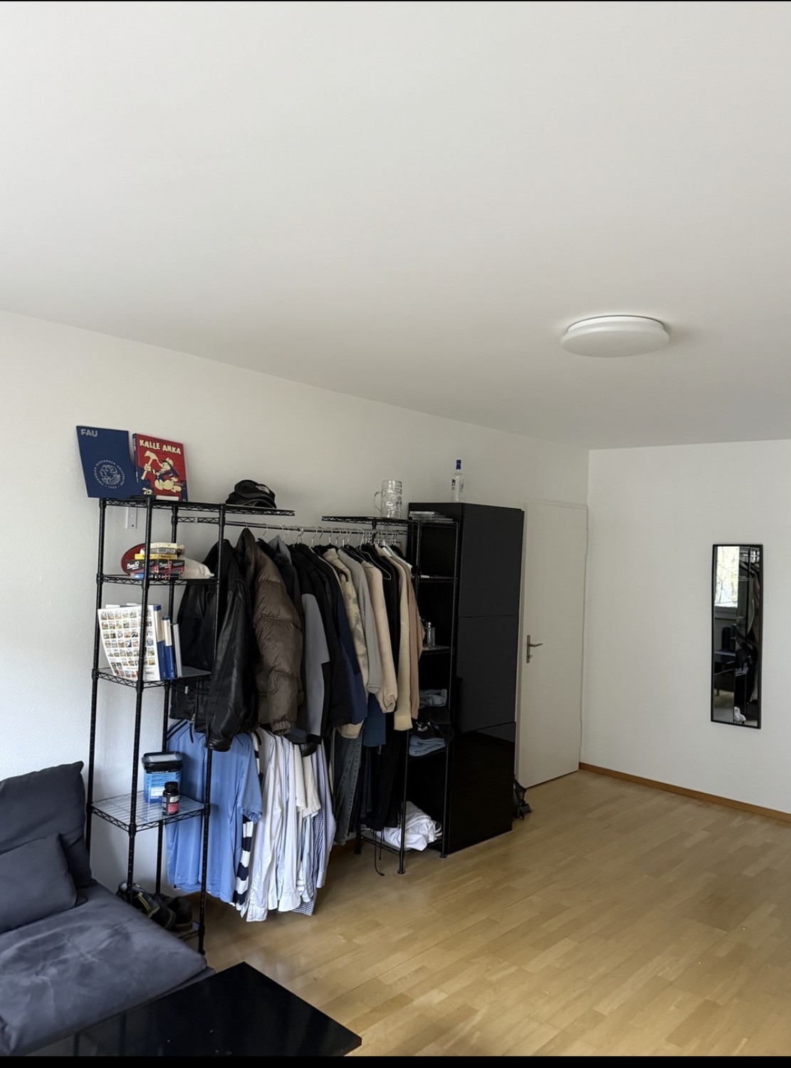 Chambre dans une colocation

Je quitte ma chambre de 21sqm dans une colocation.

Pour toute personne intéressée, les documents nécessaires sont :

Pass/ID
Aktueller Betreibungsregisterauszug
Einkommensnachweis bzw. Arbeitsvertrag
Foto
Vollständig ausgefülltes Bewohnerdatenblatt