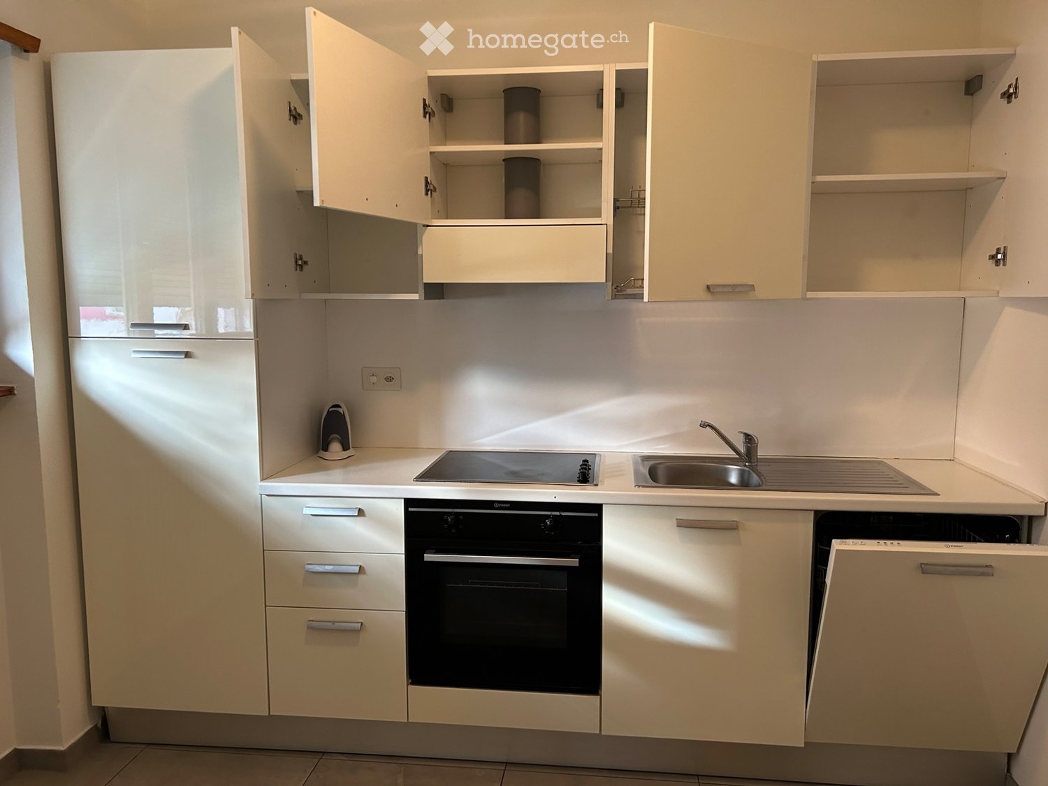 Appartement de 3 pièces

Loue un appartement de deux pièces, pièce unique cuisine et salon, balcon, une salle de bain, au deuxième étage d'un immeuble de 4 appartements. Dans le prix sont compris : le loyer, le local cave, une place de parc, le garage, toutes les charges accessoires, le décompte et , photo 1 sur 5