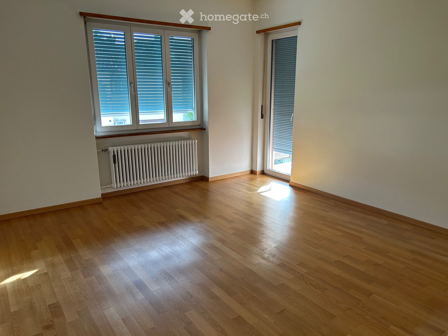 Appartement de 3 pièces

Loue un appartement de deux pièces, pièce unique cuisine et salon, balcon, une salle de bain, au deuxième étage d'un immeuble de 4 appartements. Dans le prix sont compris : le loyer, le local cave, une place de parc, le garage, toutes les charges accessoires, le décompte et , photo 5 sur 5