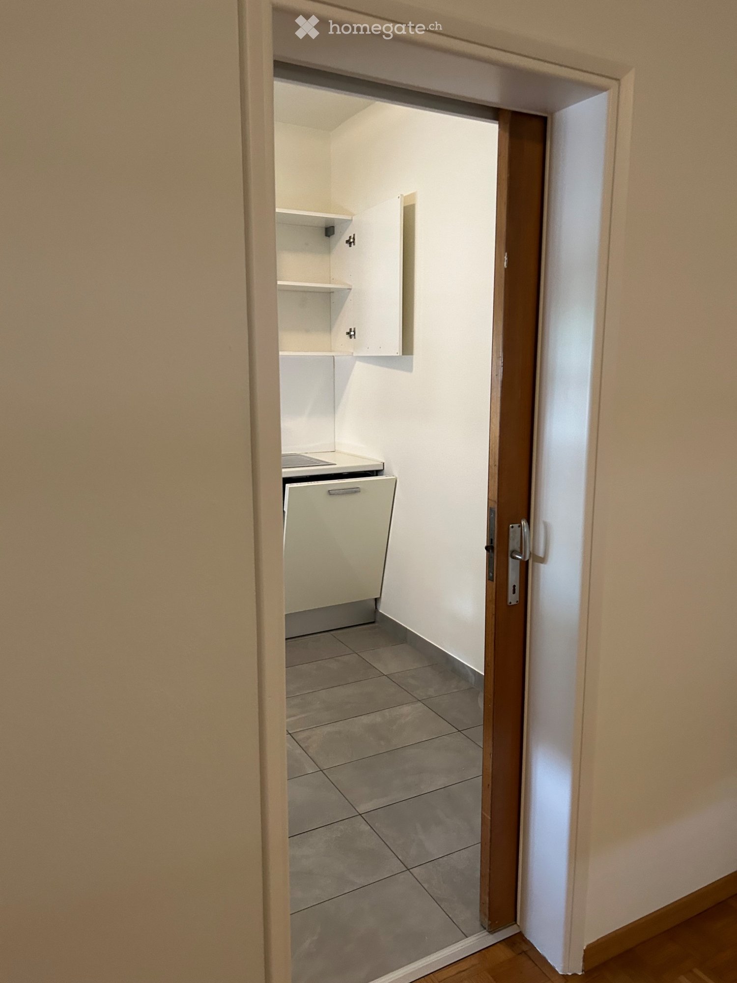 Appartement de 3 pièces

Loue un appartement de deux pièces, pièce unique cuisine et salon, balcon, une salle de bain, au deuxième étage d'un immeuble de 4 appartements. Dans le prix sont compris : le loyer, le local cave, une place de parc, le garage, toutes les charges accessoires, le décompte et , photo 4 sur 5