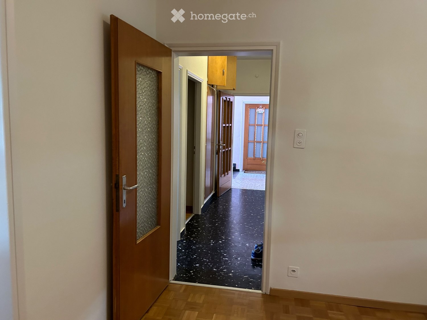 Appartement de 3 pièces

Loue un appartement de deux pièces, pièce unique cuisine et salon, balcon, une salle de bain, au deuxième étage d'un immeuble de 4 appartements. Dans le prix sont compris : le loyer, le local cave, une place de parc, le garage, toutes les charges accessoires, le décompte et , photo 2 sur 5