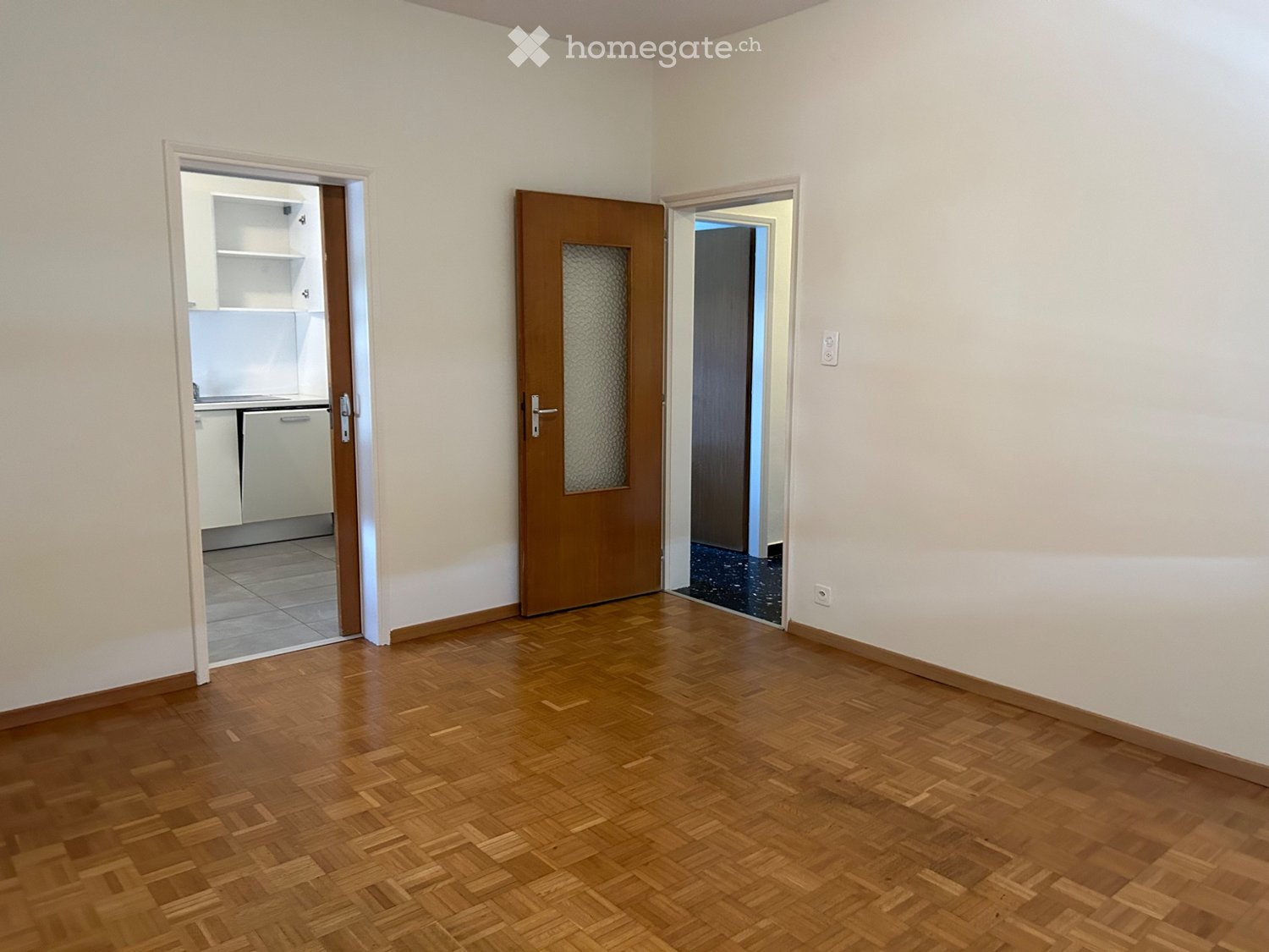 Appartement de 3 pièces

Loue un appartement de deux pièces, pièce unique cuisine et salon, balcon, une salle de bain, au deuxième étage d'un immeuble de 4 appartements. Dans le prix sont compris : le loyer, le local cave, une place de parc, le garage, toutes les charges accessoires, le décompte et , photo 3 sur 5