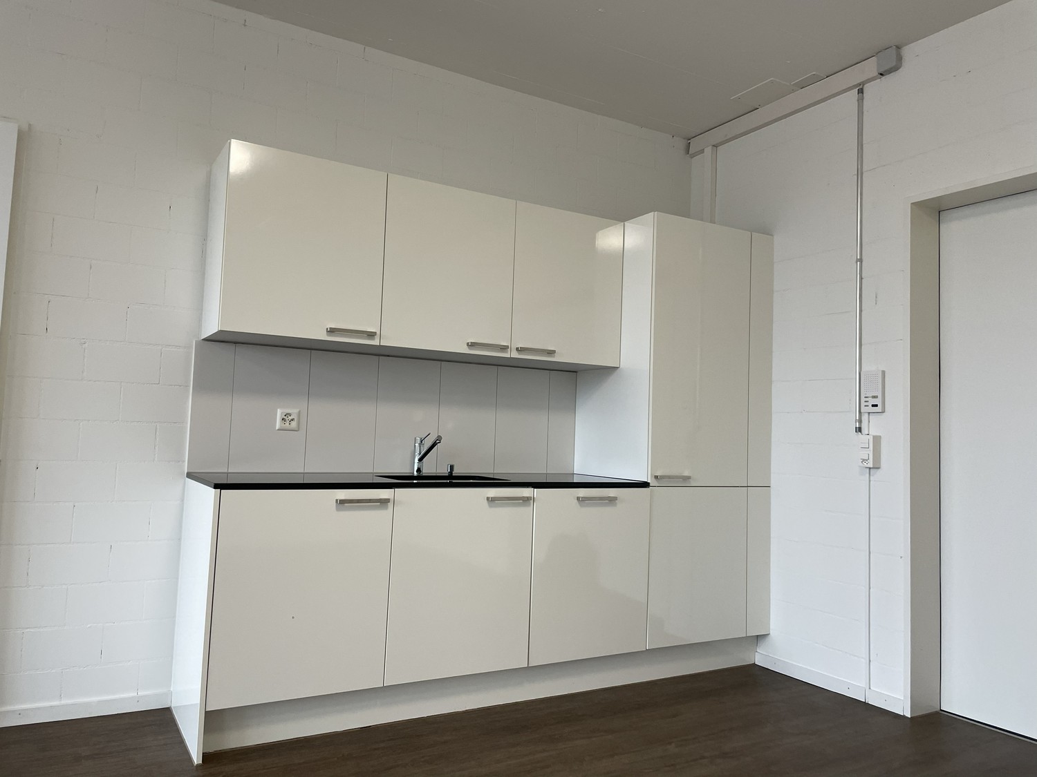 82m² office