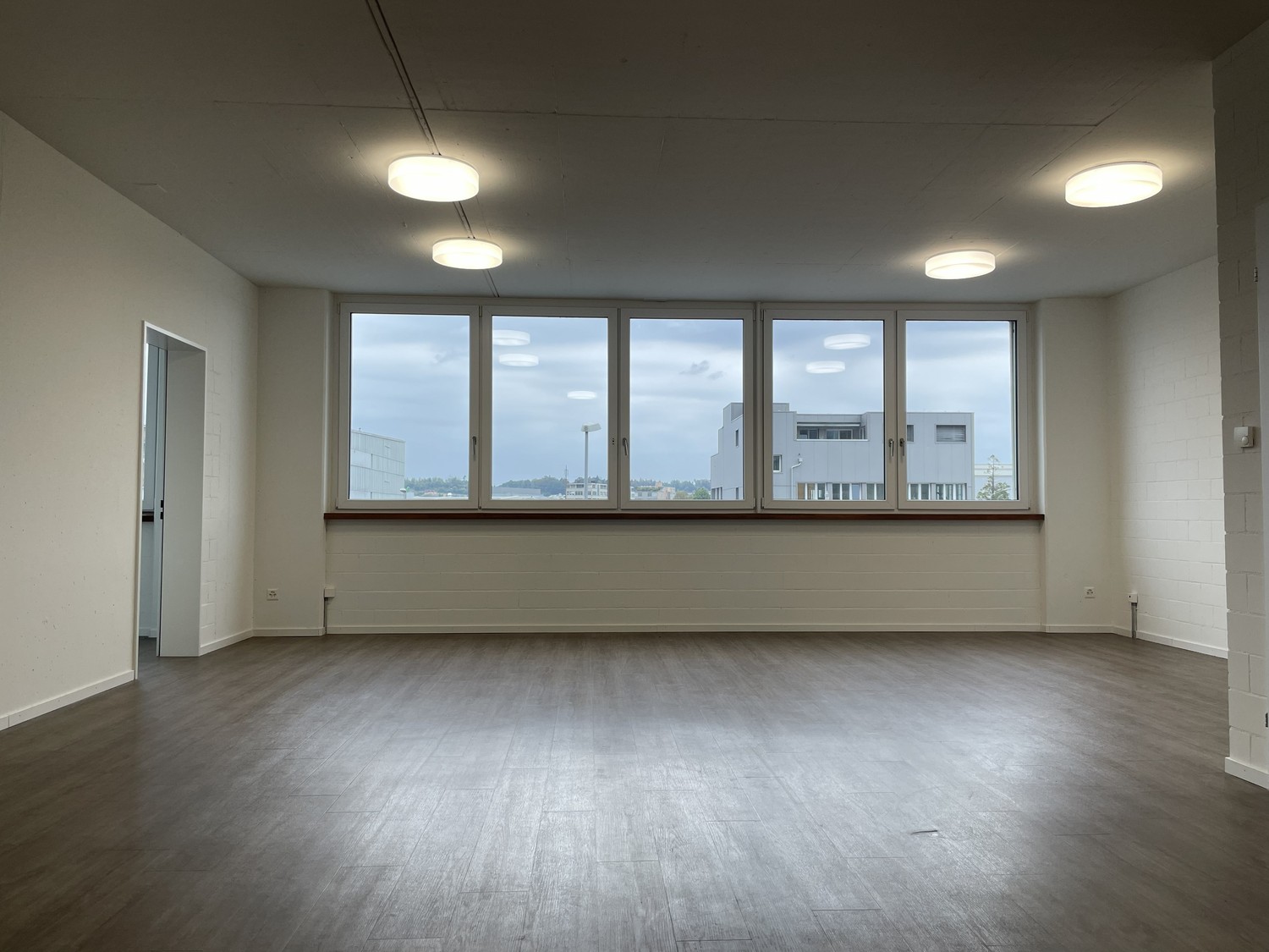 82m² office