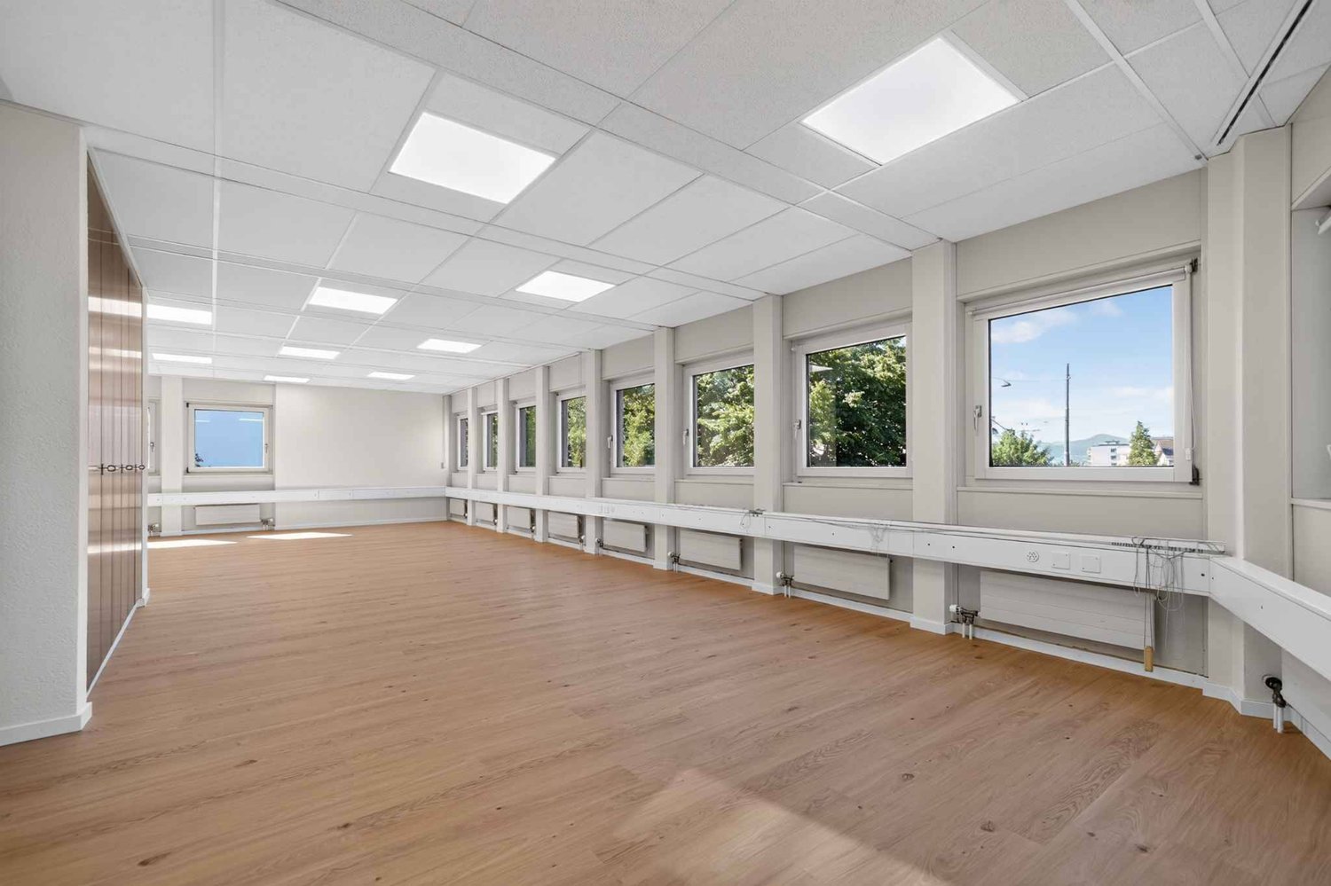 80m² office