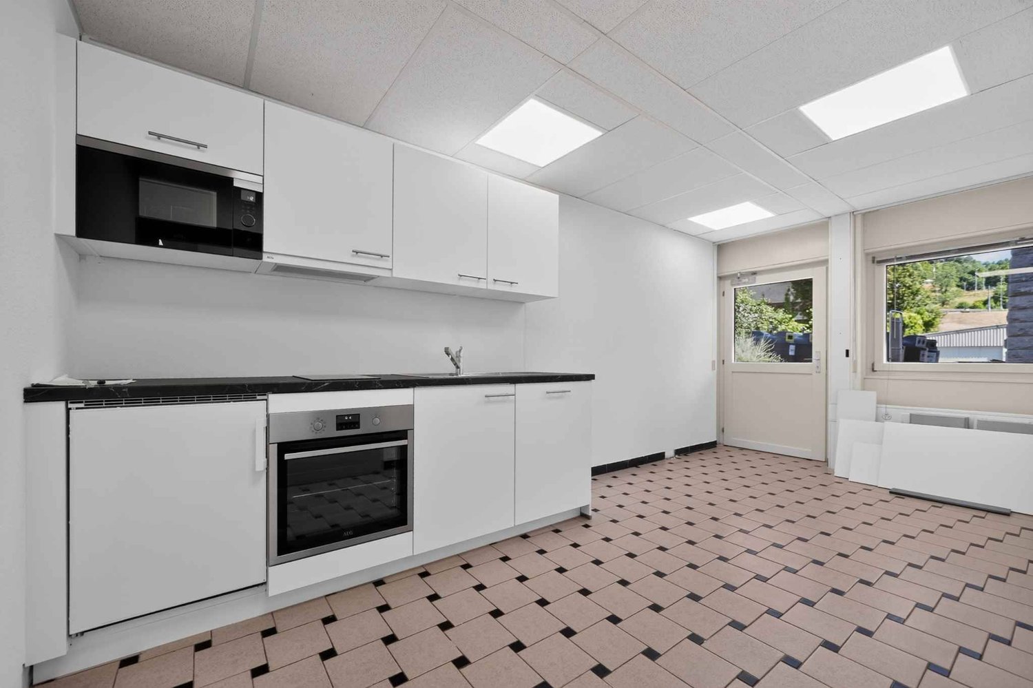 80m² office