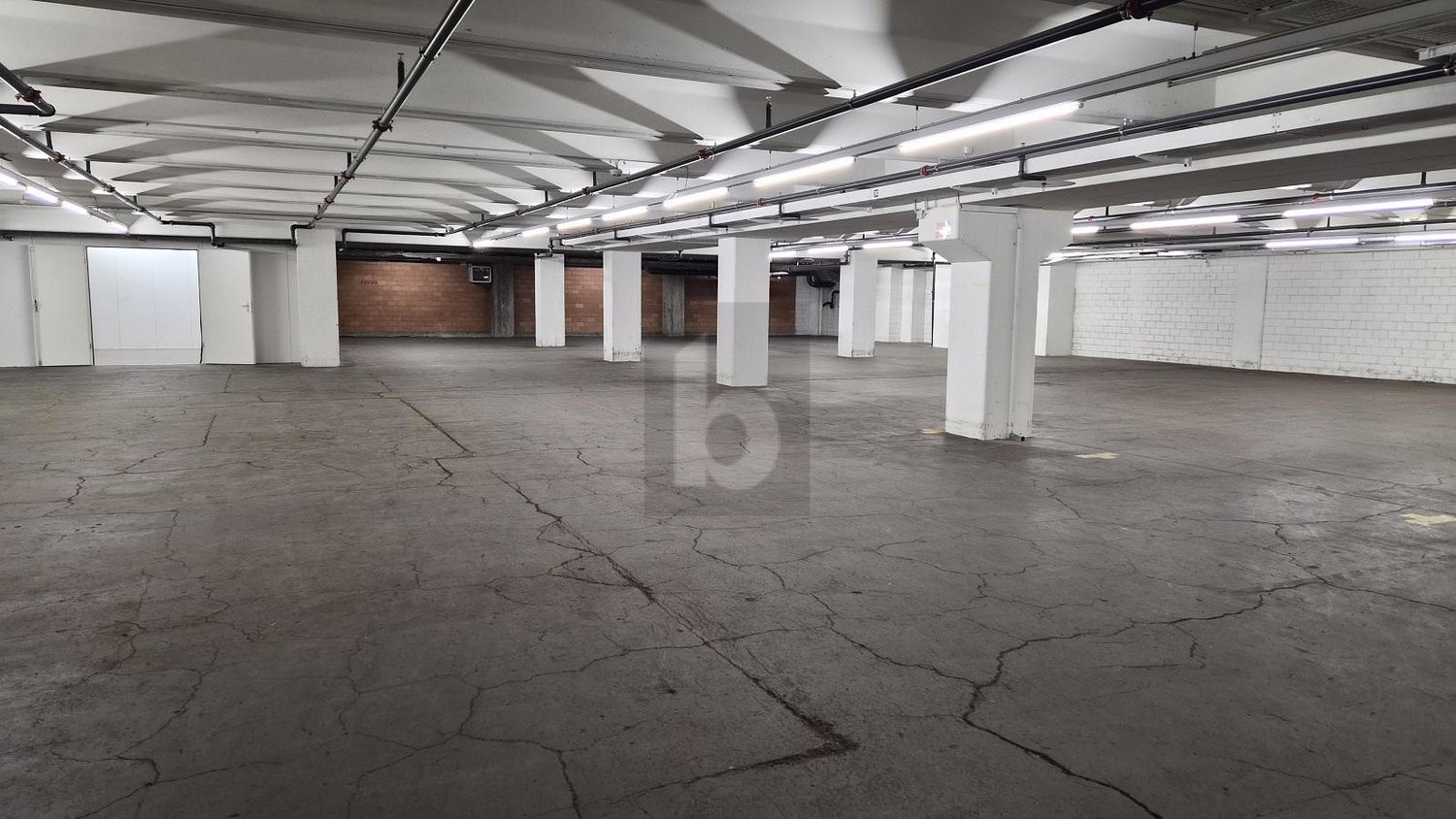 Espace de stockage de 1000m², photo 1 sur 4