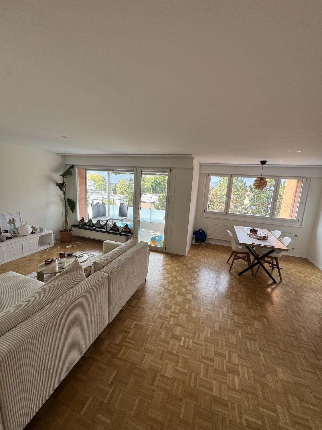 Chambre dans une colocation

Je sous-loue ma chambre dans un quartier magnifique et calme d'Unterengstringen, disponible dès le 1 November.

L'appartement est situé très près de la rivière Limmat, avec une belle vue et la forêt juste derrière la maison – parfait si vous aimez la nature, les promenad, photo 4 sur 6