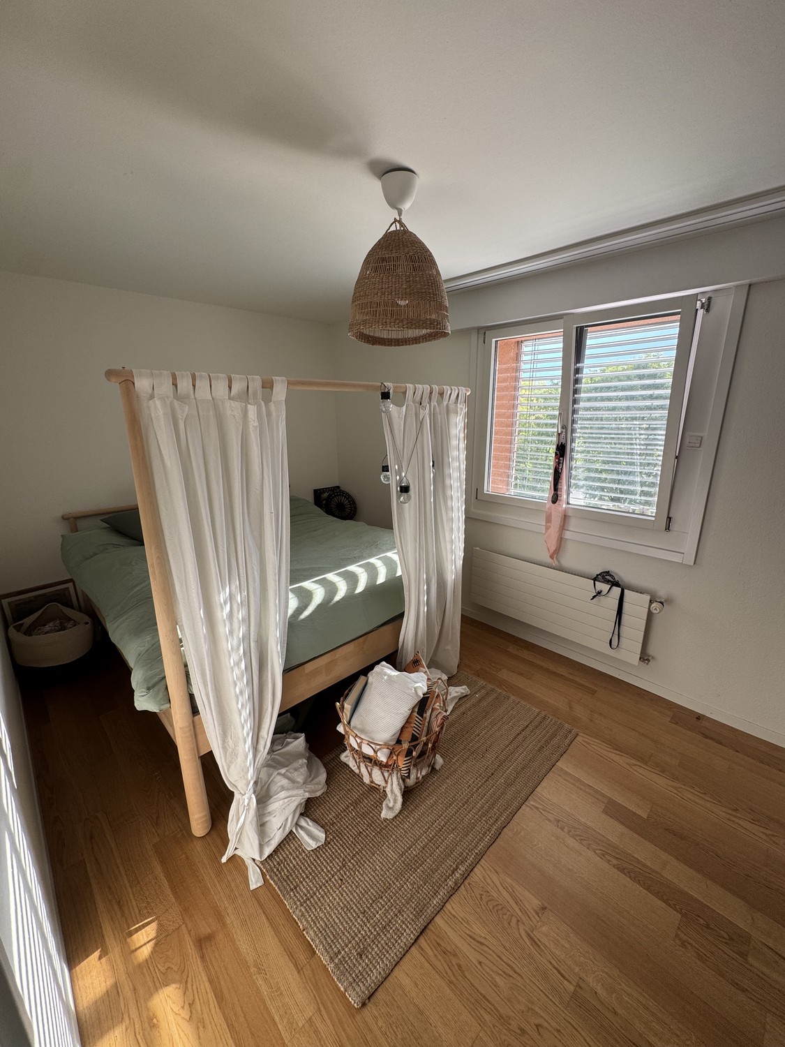 Chambre dans une colocation

Je sous-loue ma chambre dans un quartier magnifique et calme d'Unterengstringen, disponible dès le 1 November.

L'appartement est situé très près de la rivière Limmat, avec une belle vue et la forêt juste derrière la maison – parfait si vous aimez la nature, les promenad, photo 1 sur 6