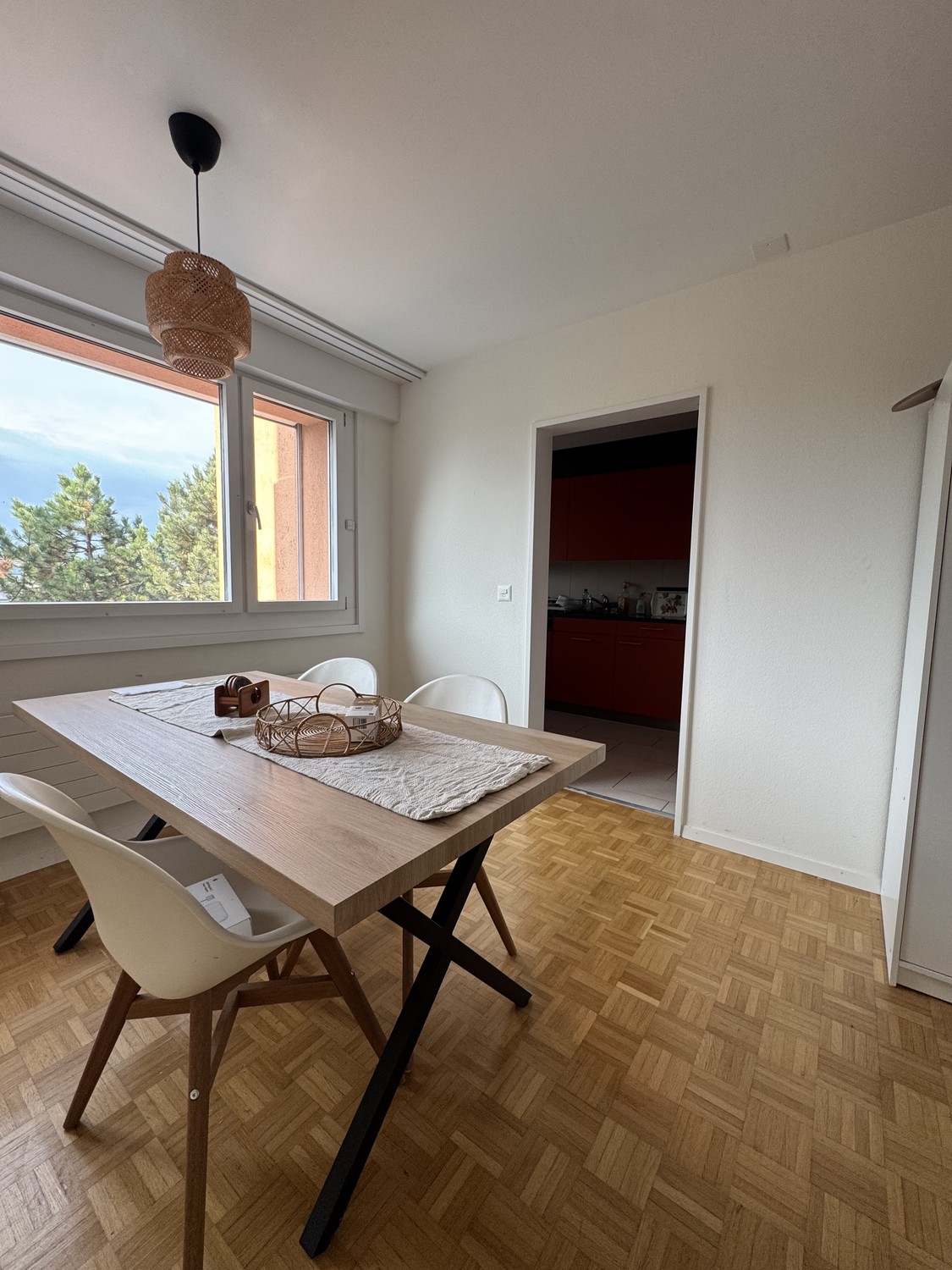 Chambre dans une colocation

Je sous-loue ma chambre dans un quartier magnifique et calme d'Unterengstringen, disponible dès le 1 November.

L'appartement est situé très près de la rivière Limmat, avec une belle vue et la forêt juste derrière la maison – parfait si vous aimez la nature, les promenad, photo 3 sur 6