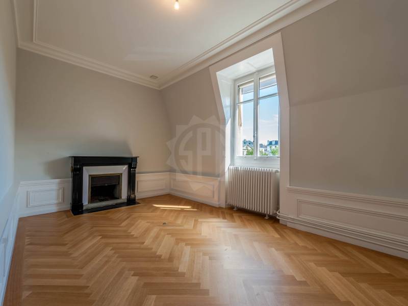 579m² office