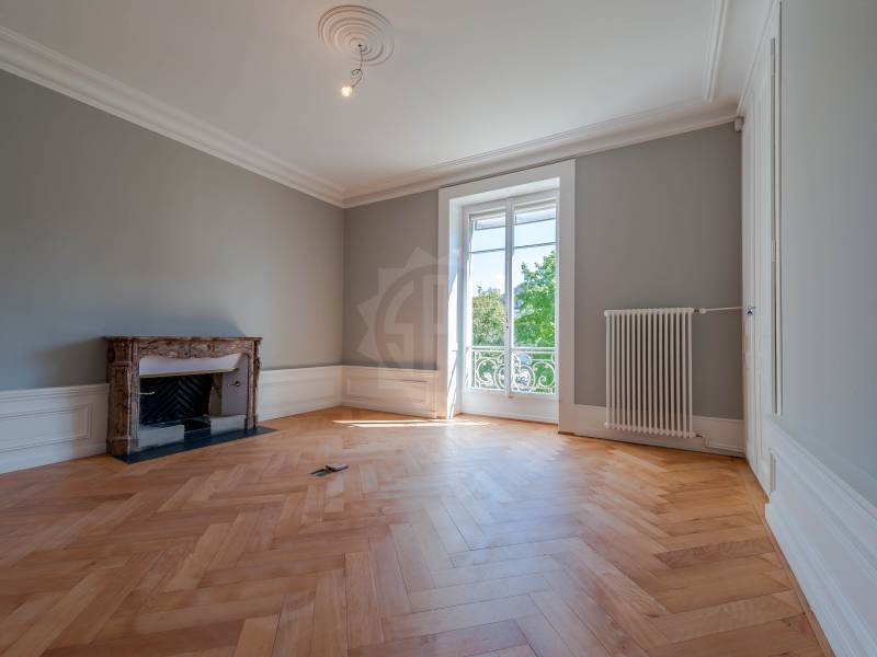 579m² office