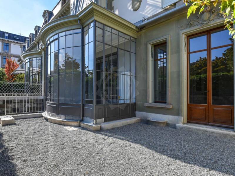 579m² office