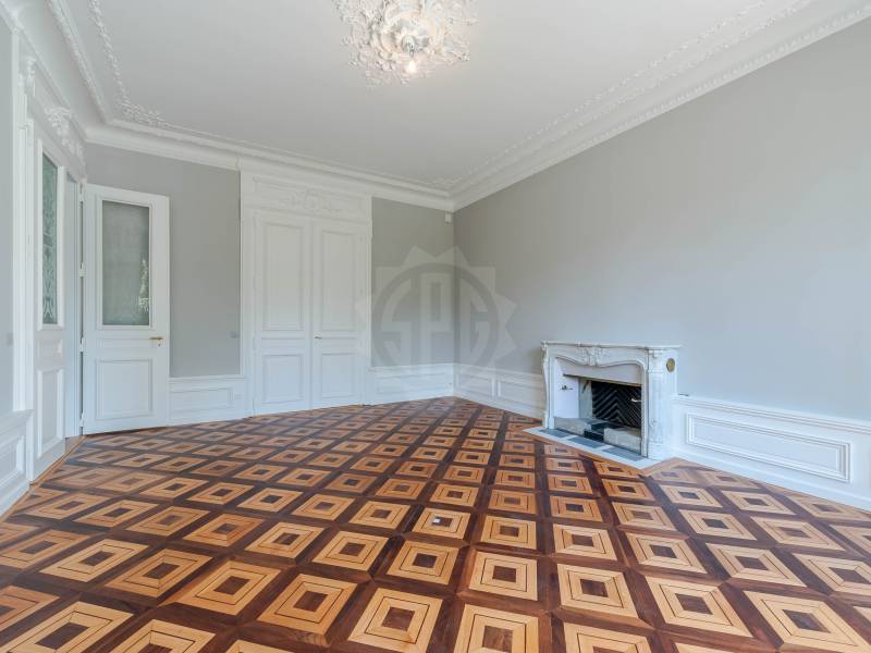 579m² office
