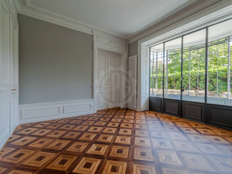 579m² office