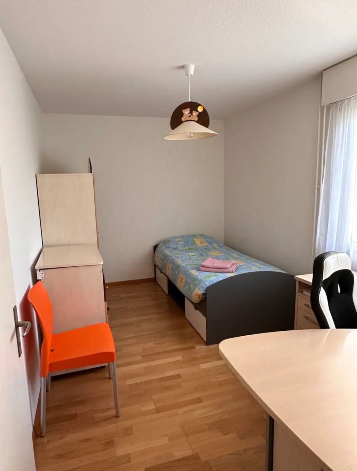 Chambre dans une colocation

Seulement après connaissance, NON FUMEURS, avec un contrat de travail régulier., photo 1 sur 7