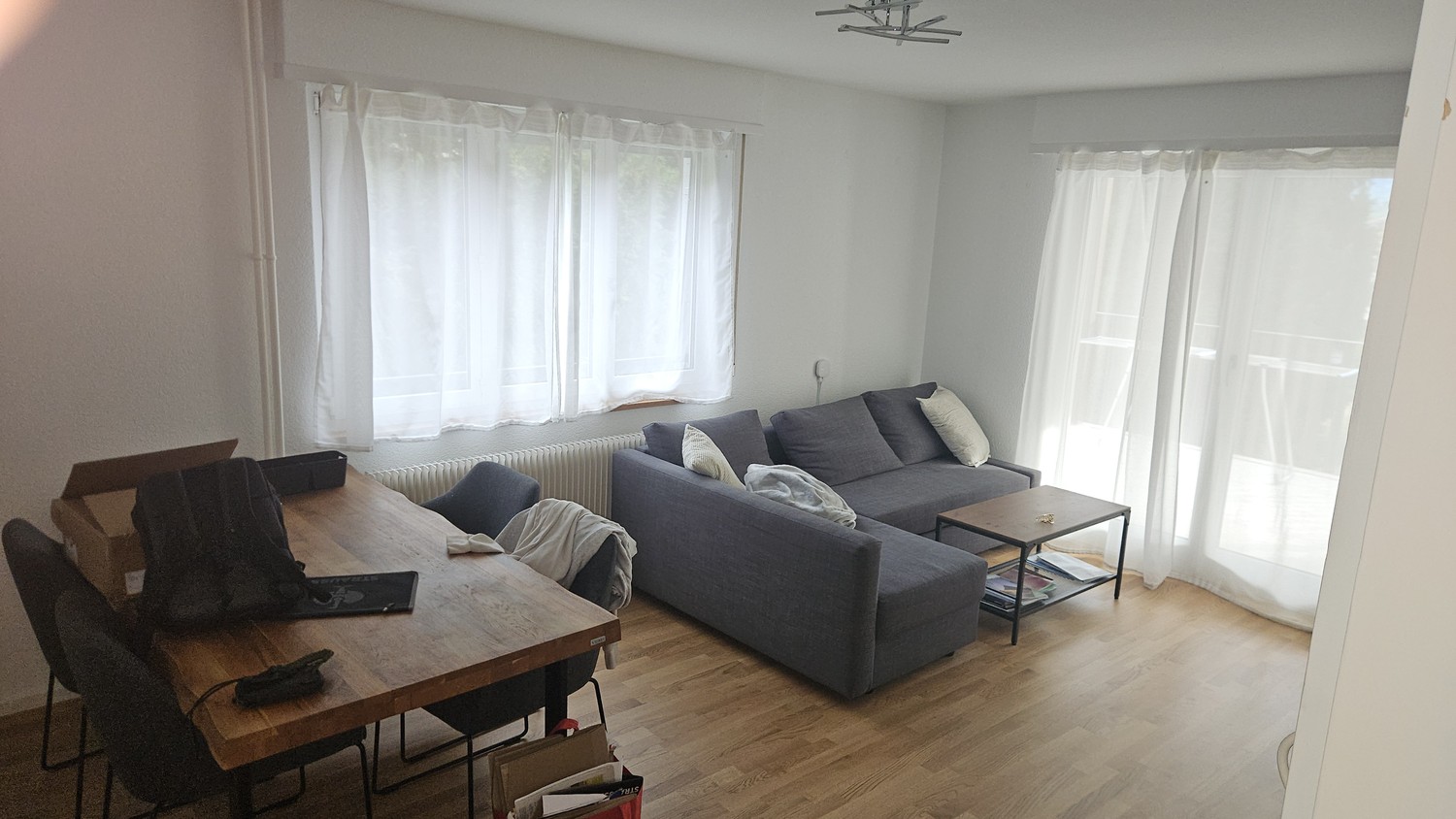 Recherche de locataire de remplacement – appartement de 2.5 pièces à Hünibach

Nous recherchons, pour le 2 novembre 2026, un locataire de remplacement pour notre appartement de 2.5 pièces lumineux et chaleureux à Hünibach.

L'appartement dispose d'un plan pratique et offre beaucoup de lumière nature, photo 2 sur 7