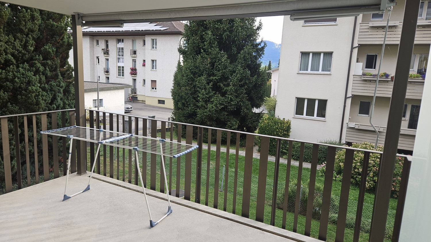 Recherche de locataire de remplacement – appartement de 2.5 pièces à Hünibach

Nous recherchons, pour le 2 novembre 2026, un locataire de remplacement pour notre appartement de 2.5 pièces lumineux et chaleureux à Hünibach.

L'appartement dispose d'un plan pratique et offre beaucoup de lumière nature, photo 6 sur 7